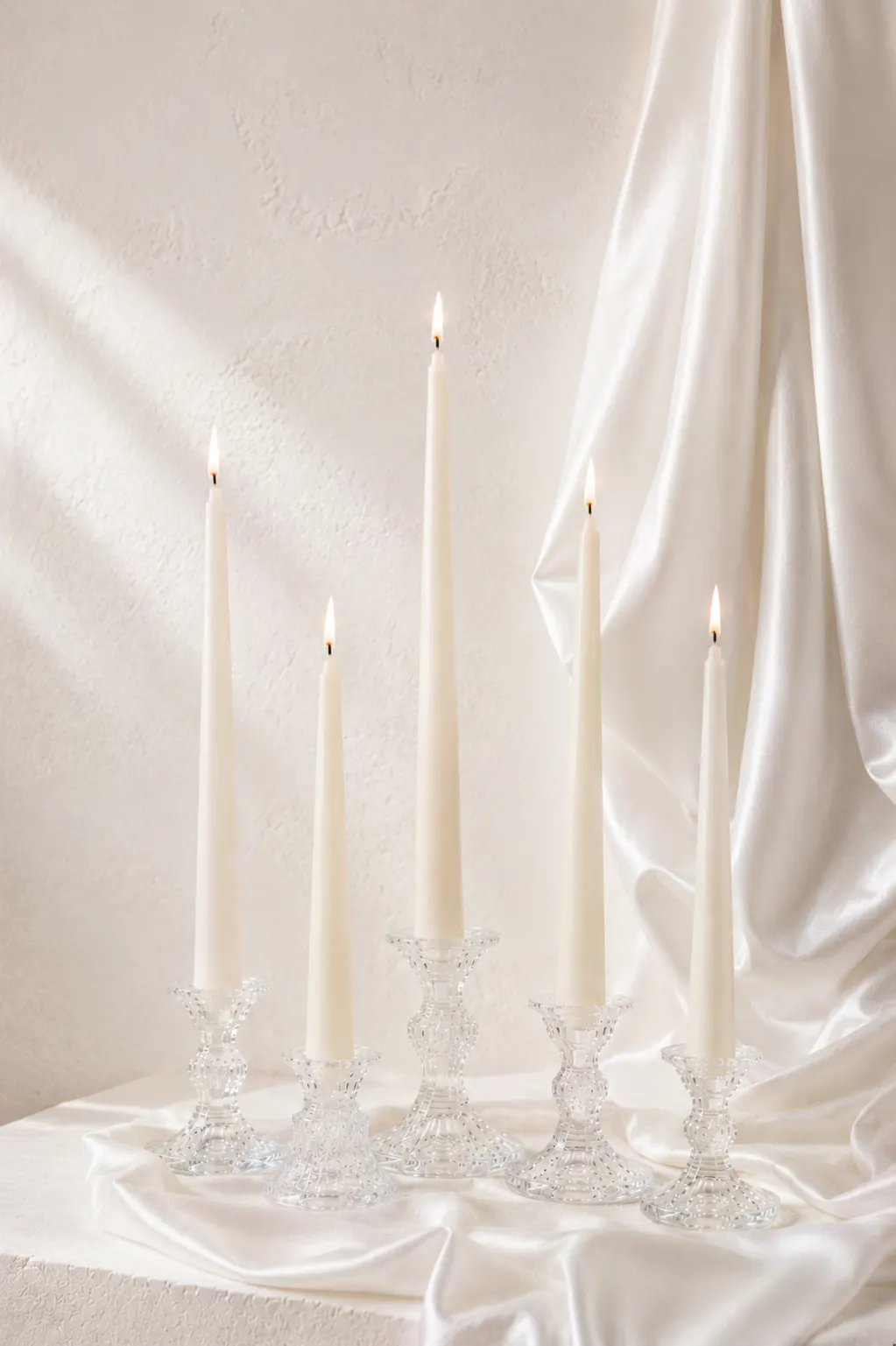 Velas cónicas 34 cm blancas en composición premium con tela premium