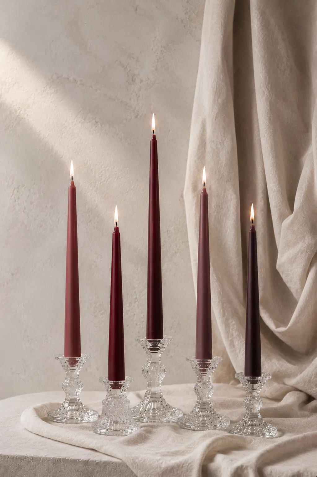 Velas cónicas 34 cm borgona para evento especial y montaje premium