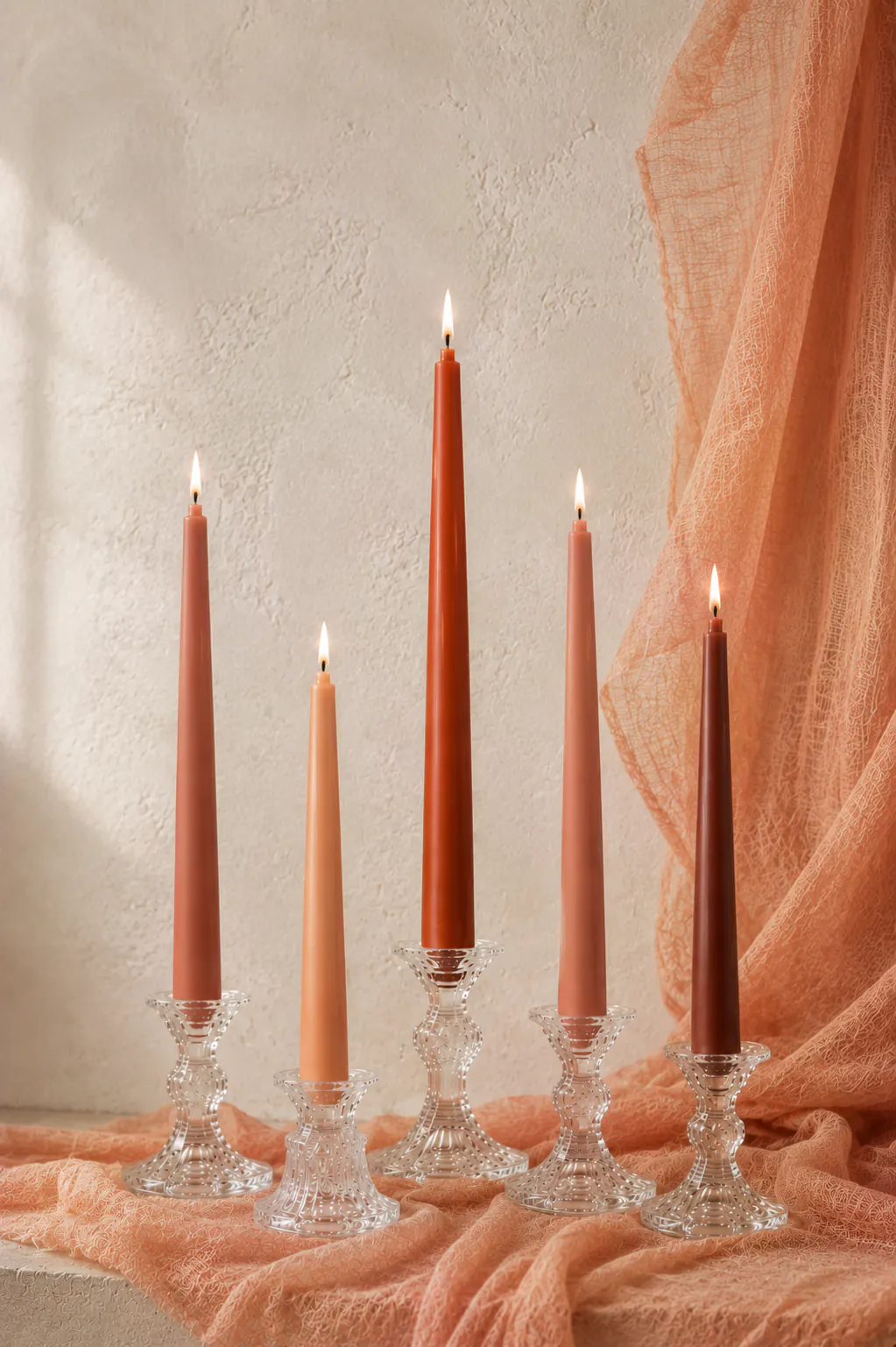 Velas cónicas 34 cm en tonos terracota para ambientación premium cálida